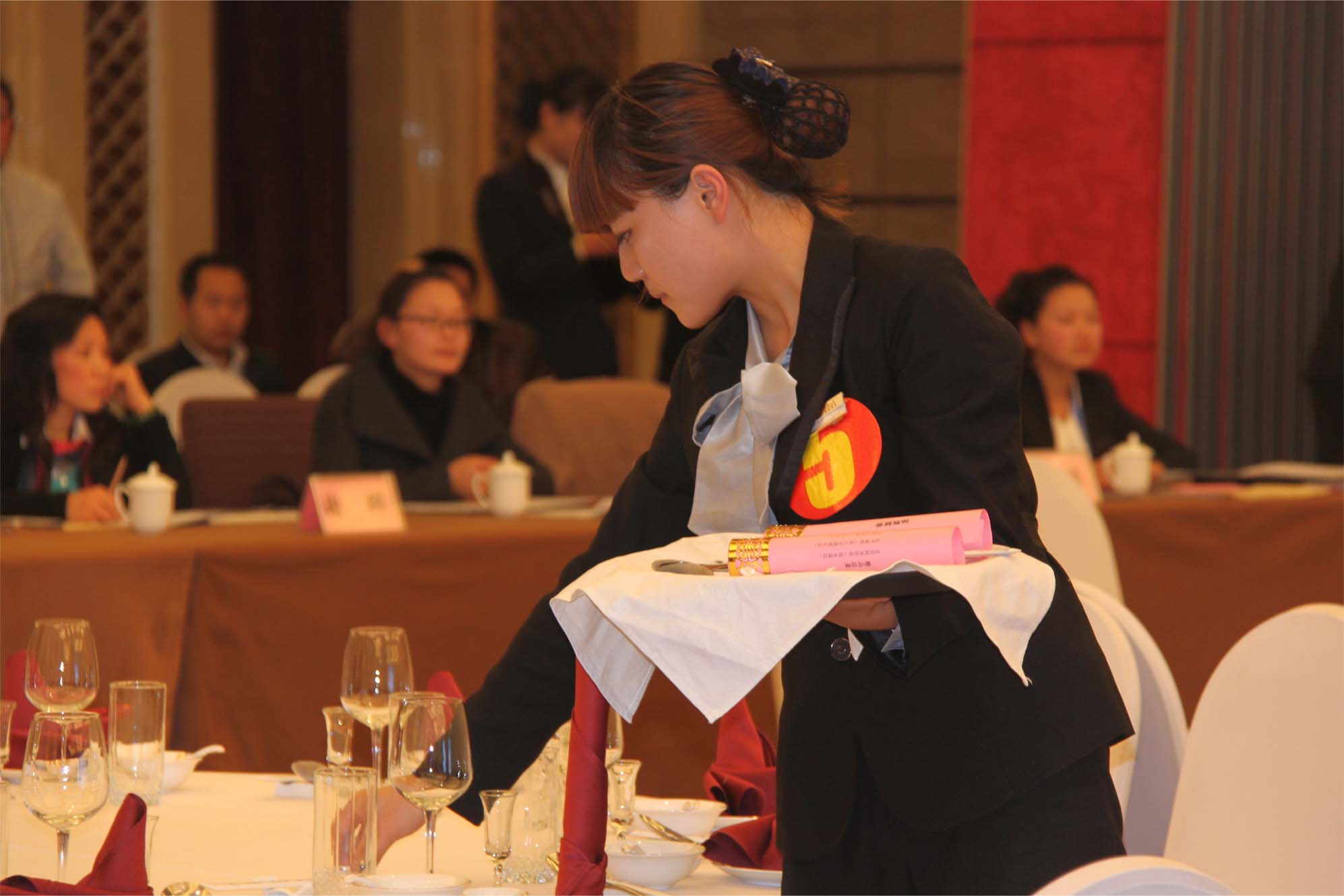 技能嫻熟 擺臺(tái)獨(dú)特